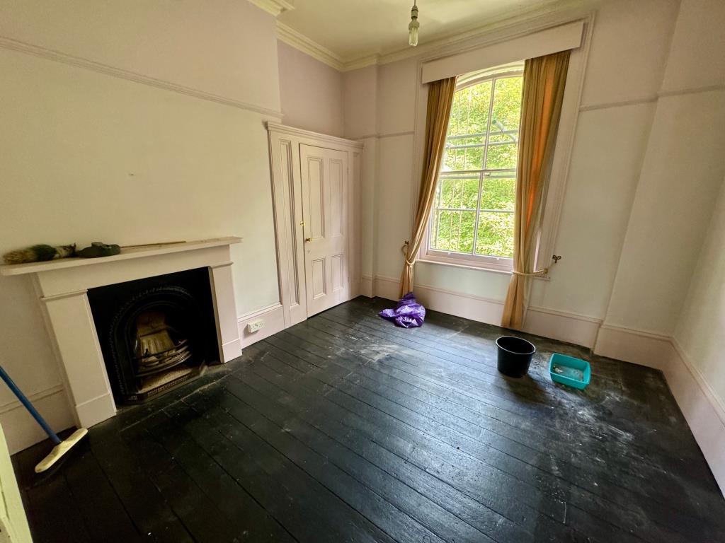 Lot: 53 - THREE-BEDROOM APARTMENT IN PERIOD BUILDING - Bedroom 2